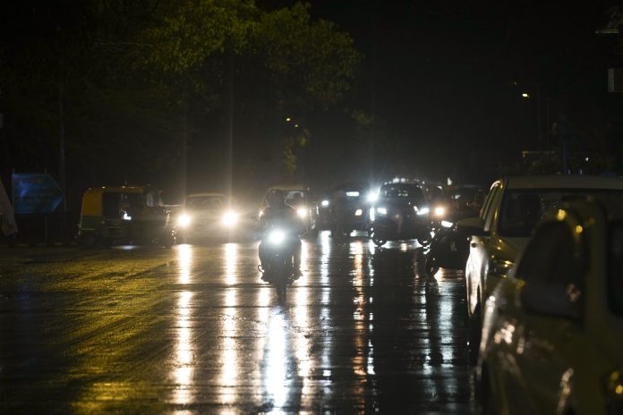 Weather: Drizzle after dust storm in Delhi