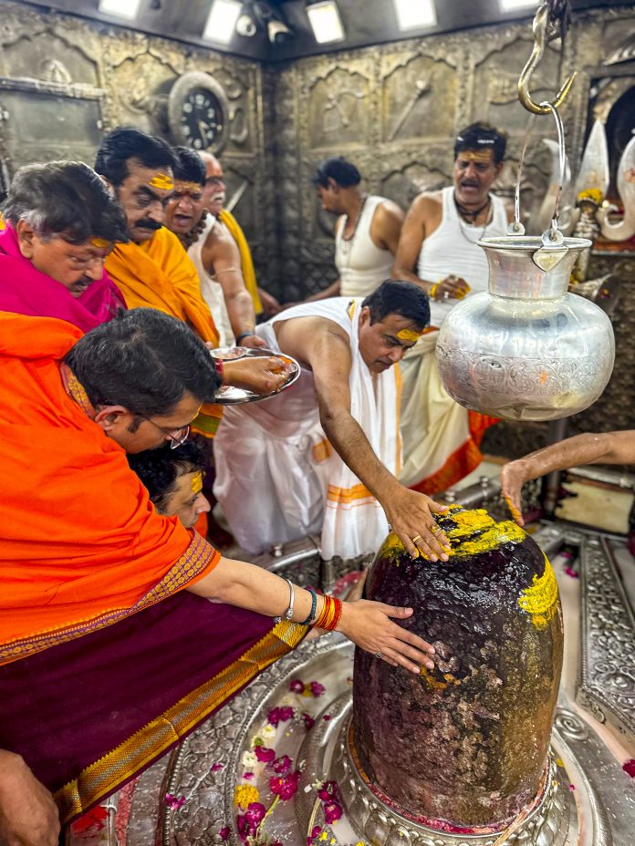 Nitin Gadkari visits Shri Mahakaleshwar Jyotirlinga Temple