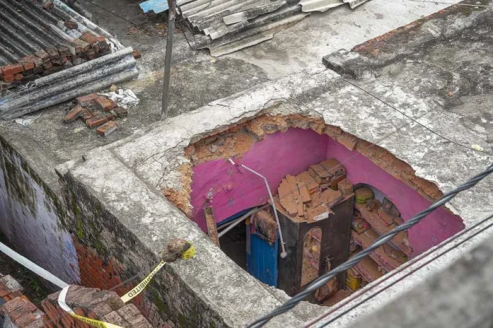 UP: Father-daughter killed, 3 injured as roof of house collapses
