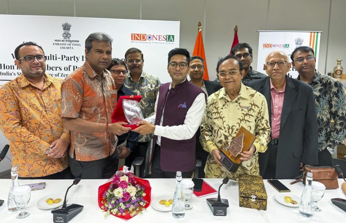 Abhishek Banerjee meets members of Jakarta Bengali Association