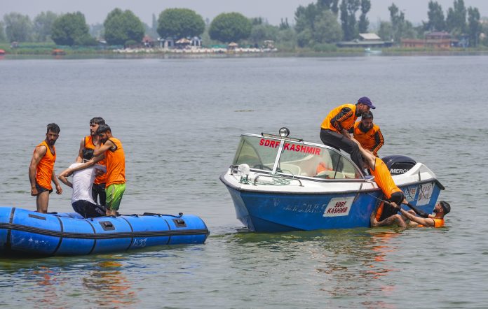 SDRF conducts mock drill at Dal Lake