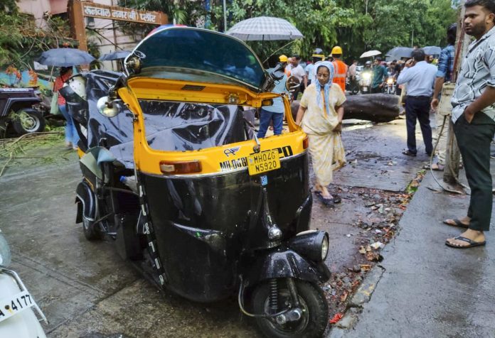 One killed, one injured as tree crashes on autorickshaw in Thane city
