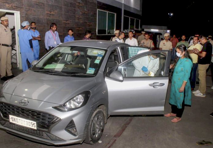 7 family members found dead in car