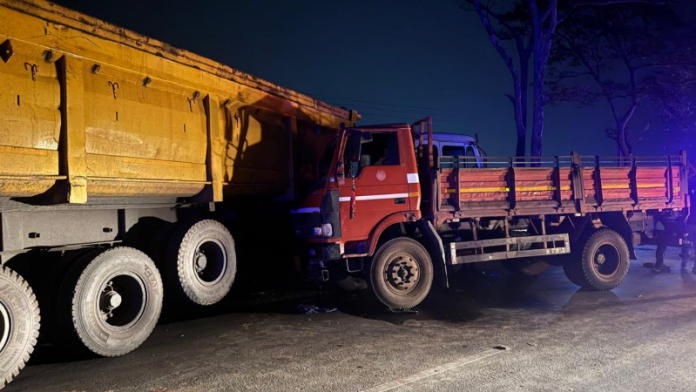 truck-hits-trailer-Raipur