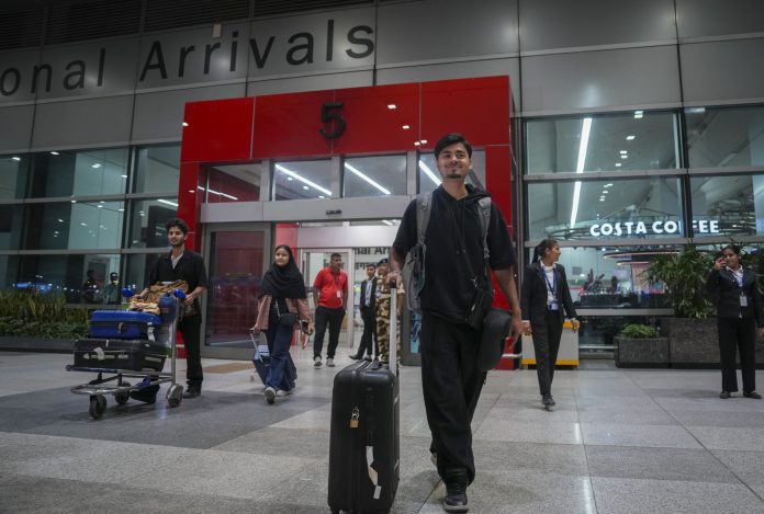 Stranded Indian students return from Iran