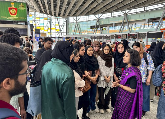 Stranded Kashmiri students to return to India