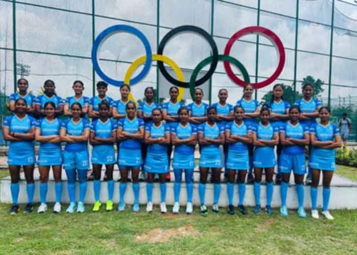 women-hockey-696x497