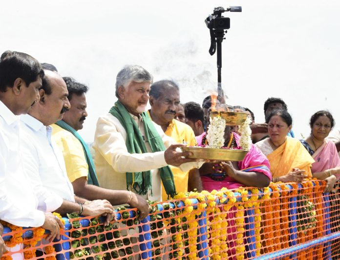 Andhra CM performs aarti of Krishna River