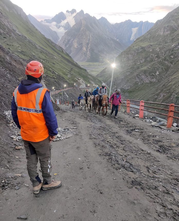 yBfwIsZw-breaking_news-696x859