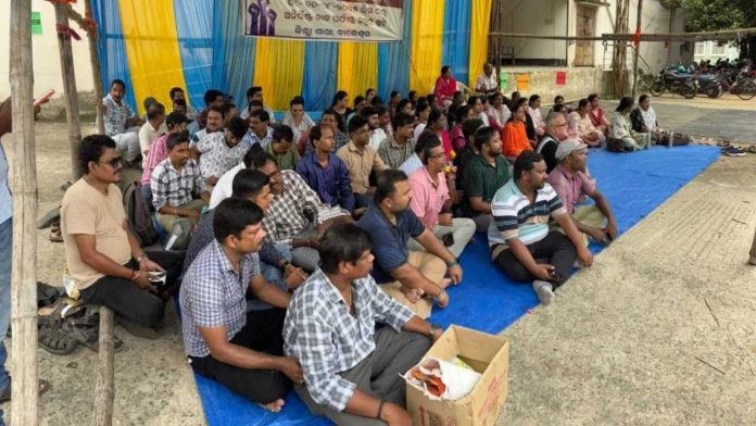 Odisha revnue employees.jpg