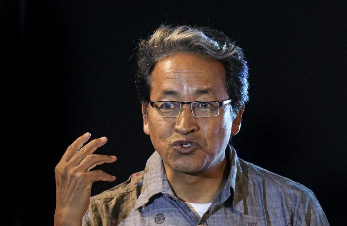 Sonam Wangchuk interact with students