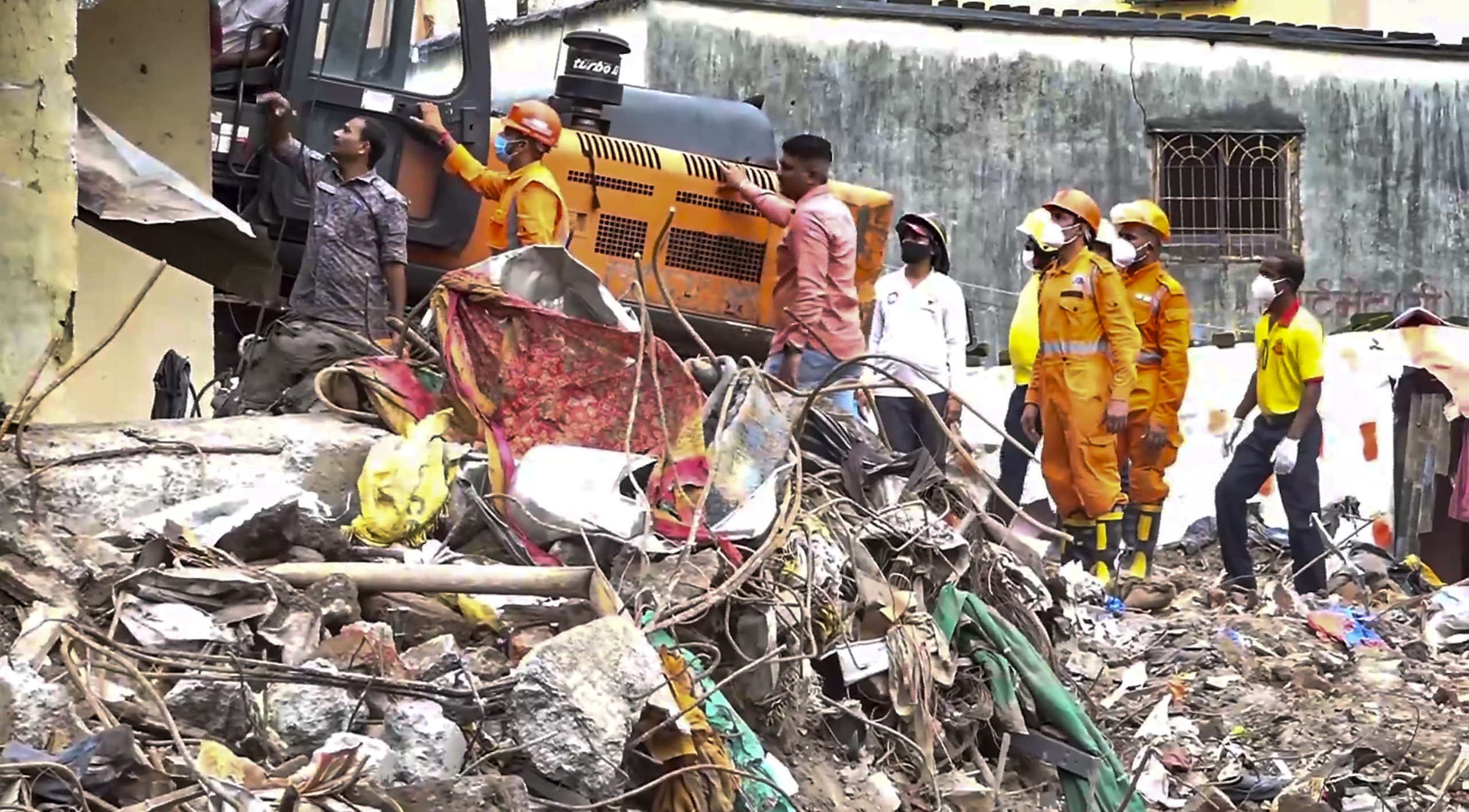 15 dead in a building collapse in Mumbai
