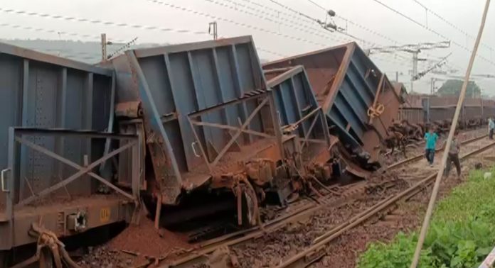Goods train derails in Jharkhand