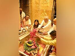 Mauritius-PM-visits-Kashi-Vishwanath-temple-in-Varanasi.jpg