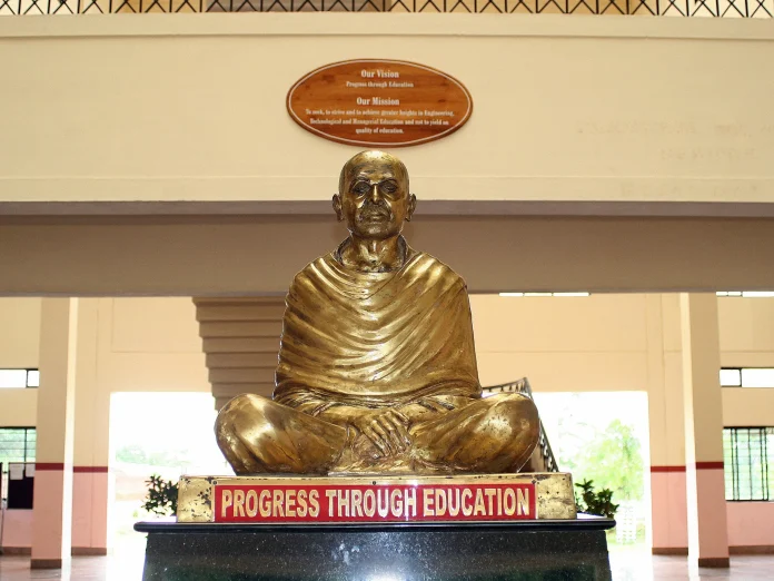 Statue_of_Sree_Narayana_Guru.webp