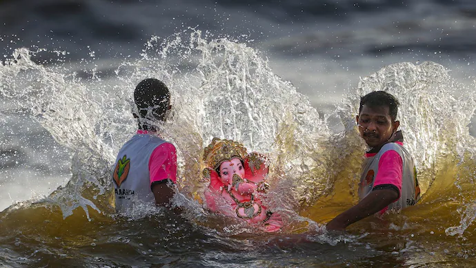 devotees-immerse-an-idol-of-ganesha-in-the-arabian-sea-during-the-ganesh-chaturthi-festival-in-mum-14273816-16x9.webp