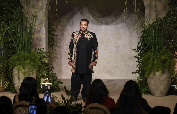 Vikram Phadnis' 35th anniversary fashion show in Mumbai
