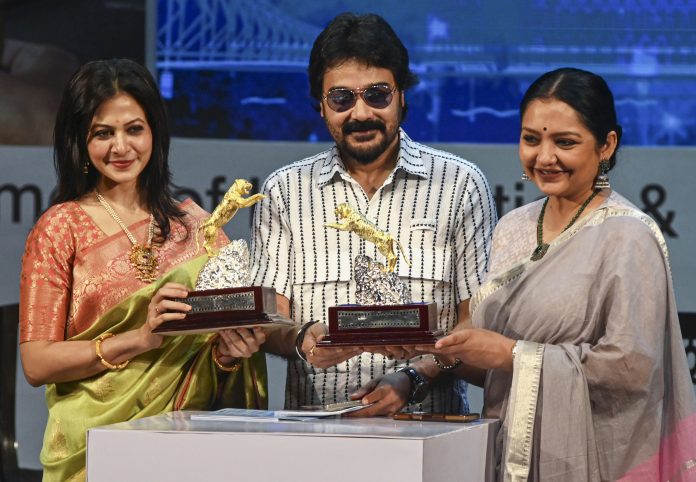 Stars unveil trophies for 31st Kolkata Film Festival