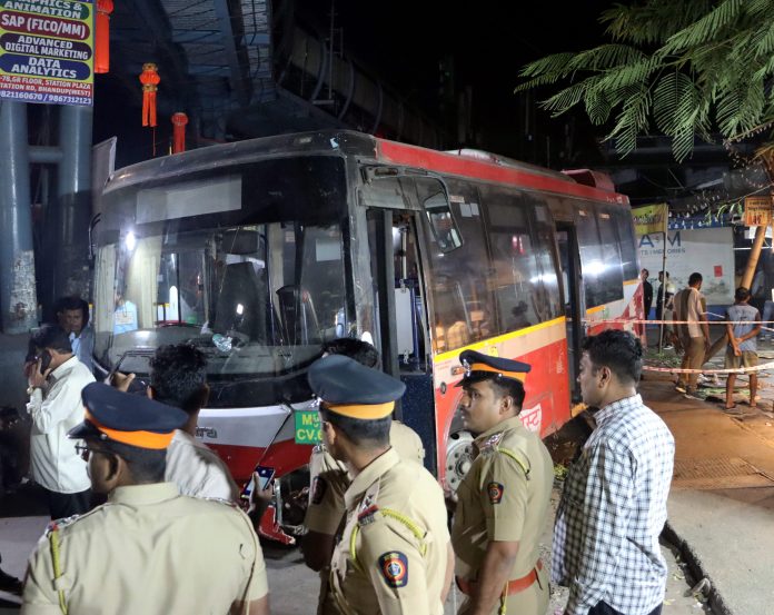 4 died in bus accident in Mumbai