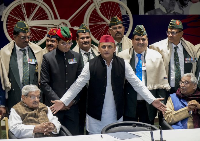 Akhilesh Yadav meets veteran soldiers