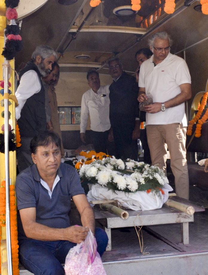 Last rites of Vinod Kumar Shukla