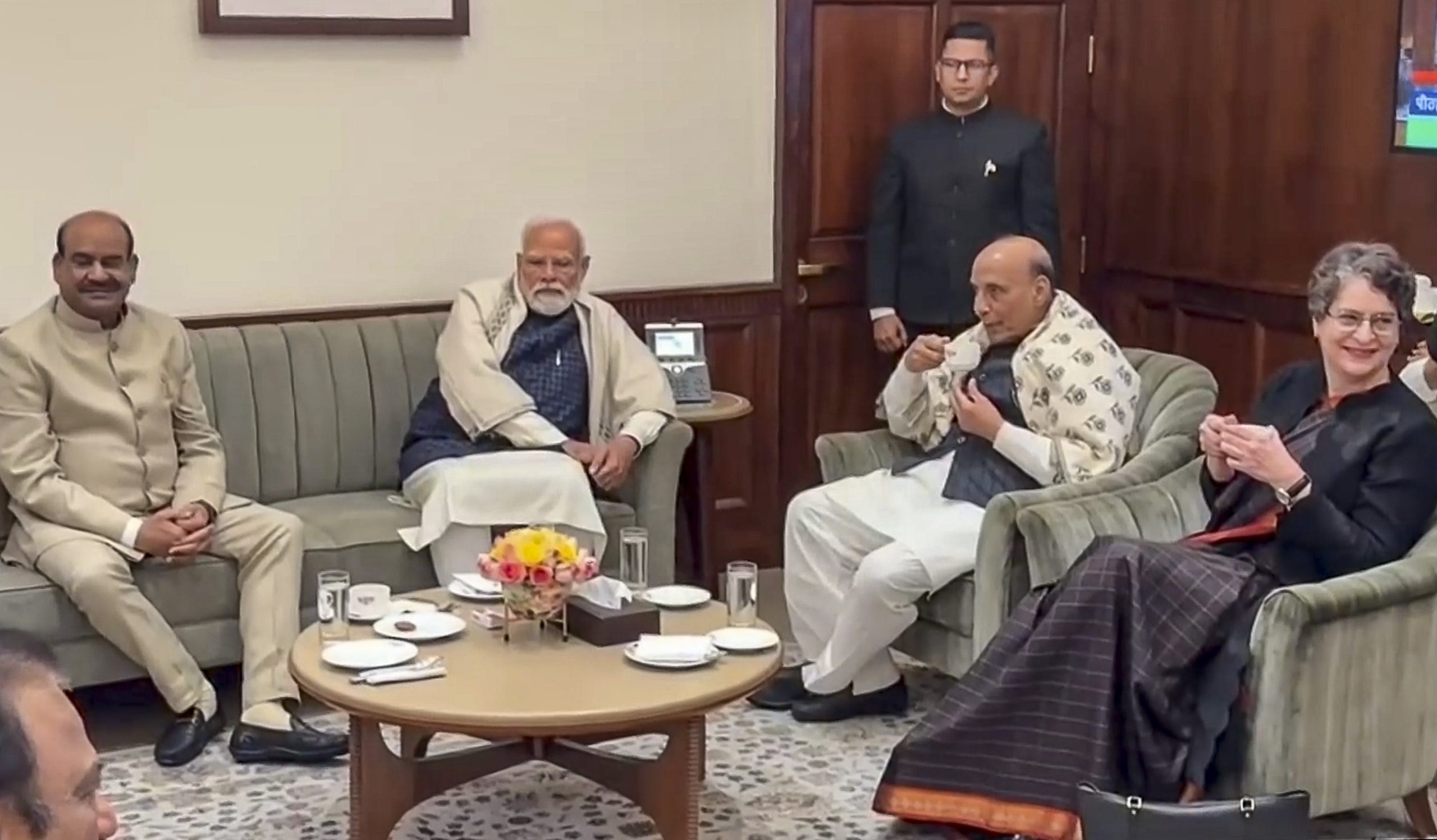 शीतकालीन सत्र के समापन के बाद पीएम मोदी और प्रियंका गांधी सहित सर्वदलीय  नेताओं ने स्पीकर बिरला से की मुलाकात -