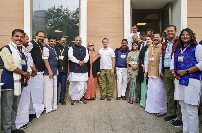 Kharge, Rahul, Sonia meet Kerala Cong leaders