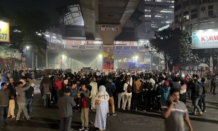 Protests in Bangladesh after critically injured uprising leader dies