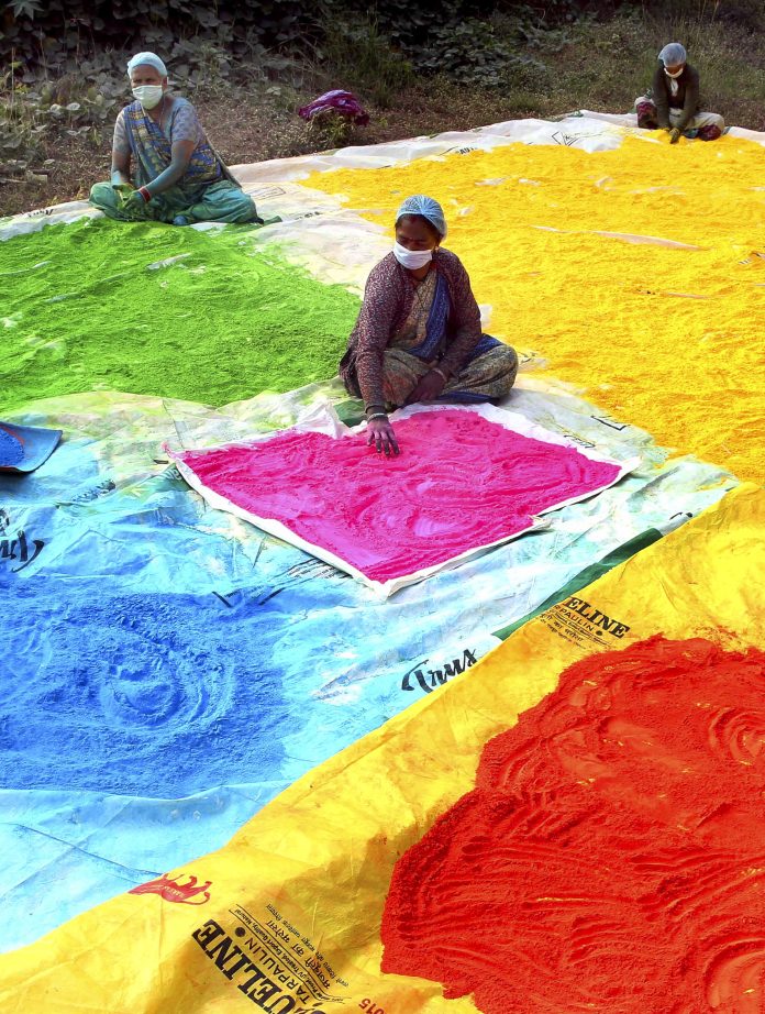 Women prepare gulal in Bhopal