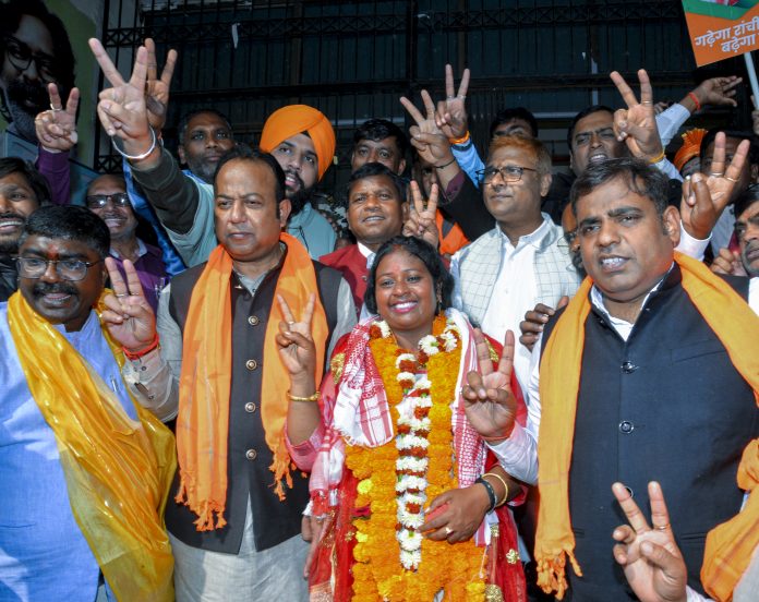 Ranchi municipal polls: Roshni Khalkho files nomination