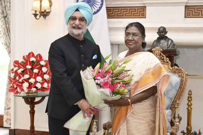 President Murmu meets Lt Governor of Delhi