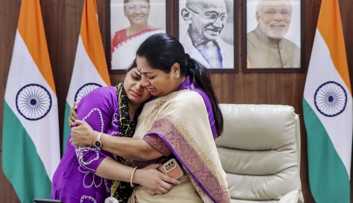 Rekha Gupta meets Tarun's family members