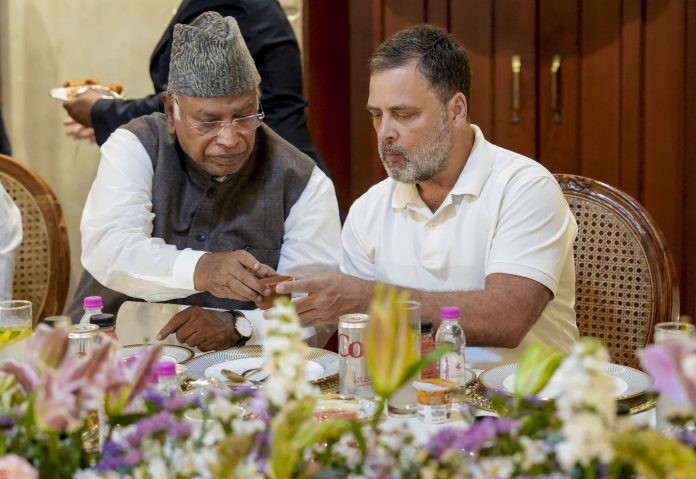 Imran Pratapgarhi hosts Iftar party in Delhi