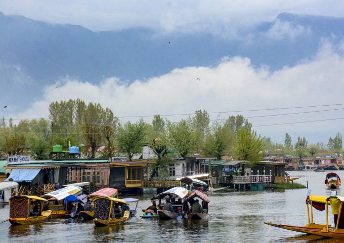 Weather: Rainy day in Srinagar